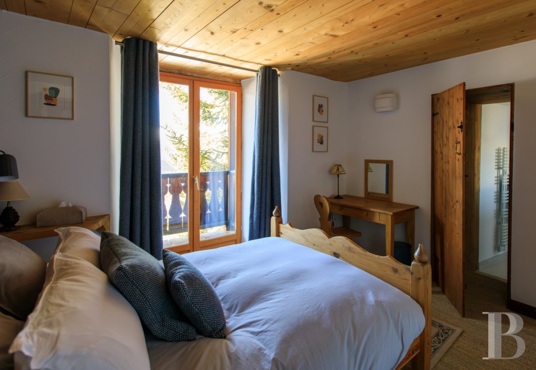 En Savoie, dans un hameau de la vallée de la Tarentaise, un grand chalet traditionnel rénové avec soin - photo  n°25